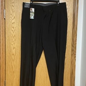 Haggar Classic Black Dress Pants for Men
Premium Comfort
Straight Fit